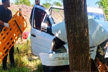Carro sai da pista bate em árvore e deixa dois feridos na RO-383 