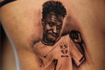 Influenciadora faz tatuagem de Vini Jr. antes da mudança facial e agora está desolada