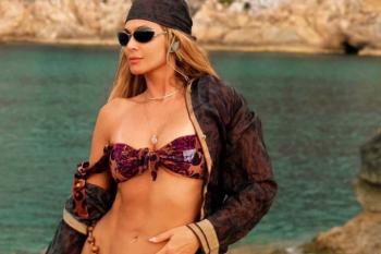 Lívia Andrade exibe boa forma de biquíni em Ibiza: 