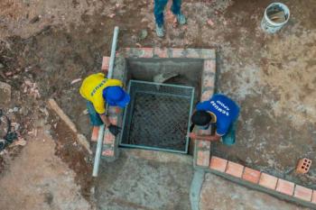 Instalação de ecobueiros chega a mais bairros e ruas de PVH; obras evitam alagamentos, protegem rios e canais