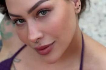 Pitty surge de biquíni, exibe tatuagens e agita seguidores