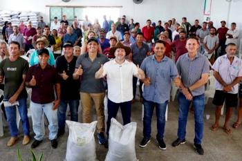 Alex Redano acompanha entrega de condicionadores de solo para 131 produtores rurais em Novo Horizonte d’Oeste
