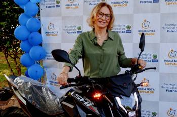 Prefeitura entrega segunda moto 0 km sorteada pelo programa Minha Nota Tem Valor