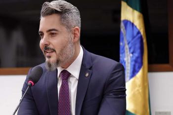Thiago Flores assina PEC pela aposentadoria especial de professores da educação infantil 