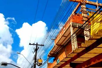 Profissionais da construção civil estão entre os mais vulneráveis a choques elétricos; Energisa reforça orientações de segurança