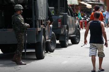 Polícia faz ação para cumprir 56 mandados de prisão na Maré, no Rio