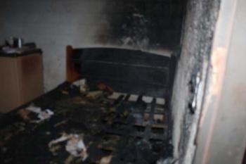 Mulher é presa após incendiar colchão com moradores dentro de quarto