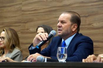 Solenidade conduzida pelo deputado Cirone Deiró presta homenagem a personalidades relevantes em Cacoal