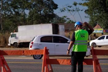 Buraco na rodovia pedagiada estoura pneu durante viagem para velório e Nova 364 é condenada em Vilhena