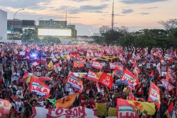 Milhares de estudantes tomam a Esplanada em apoio a Lula