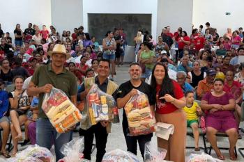 Com recursos do deputado Cássio Gois Nova Brasilândia entrega 300 cestas básicas natalinas a famílias