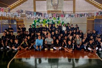 Projeto beneficia crianças e adolescentes com entrega de kits esportivos