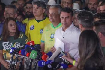 Moraes manda Flávio entregar passaporte e o proíbe de deixar o país