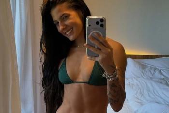 Ana Castela posa de biquíni fininho e exibe corpo sarado