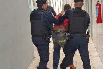 Homem é preso após causar confusão em conveniência e ameaçar policiais