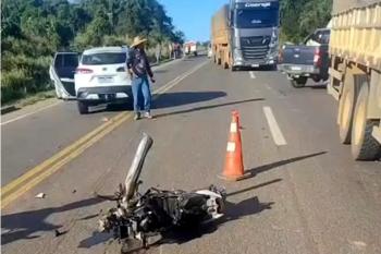 Mulher morre e outra ferida após colisão entre moto e carro na BR-364