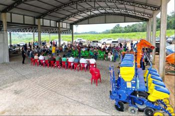 Pedro Fernandes entrega implementos agrícolas para Associação APROVARIJA em Monte Negro  