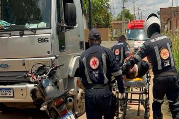 Moto bate de frente com caminhão e piloto fica gravemente ferido