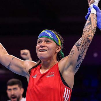 Beatriz Ferreira sobra na final e fatura bicampeonato mundial de boxe