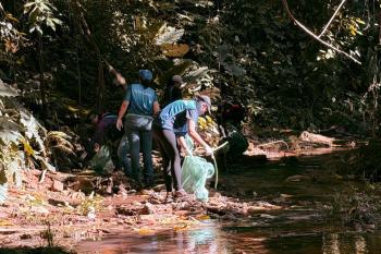 Mutirão retira toneladas de resíduos do Igarapé Gaúcho em celebração ao Dia Mundial da Água em Ariquemes