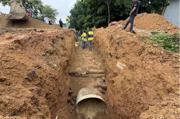 Prefeitura de Porto Velho reforça canal na Rua Samoel Menezes com novo tubo para aumentar vazão da água
