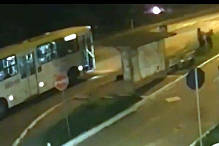 Após ser xingado, motorista de ônibus agride passageiro no DF