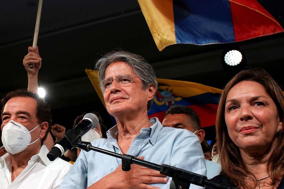 Equador: banqueiro Guillermo Lasso tem vitória sobre socialista
