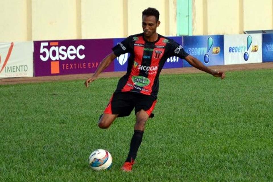 Ji-Paraná acerta com o atacante Augusto César