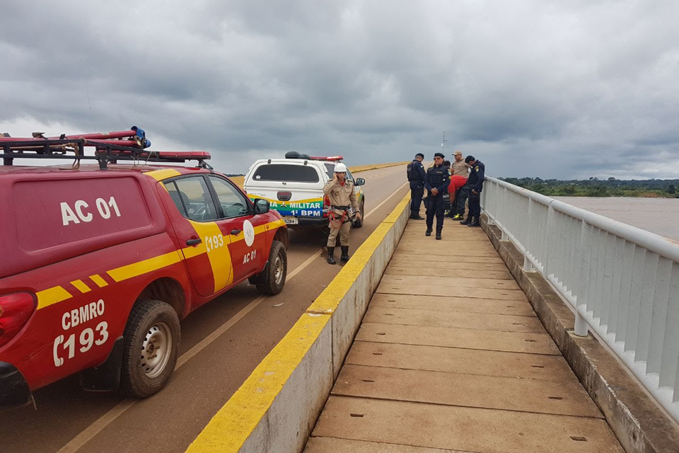 Mulher ameaça se jogar da ponte sobre o Rio Madeira em Porto Velho