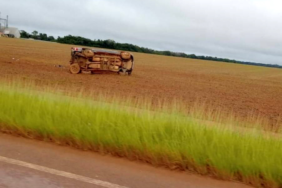Motorista flagra caminhonete capotada às margens da BR 174 em Vilhena
