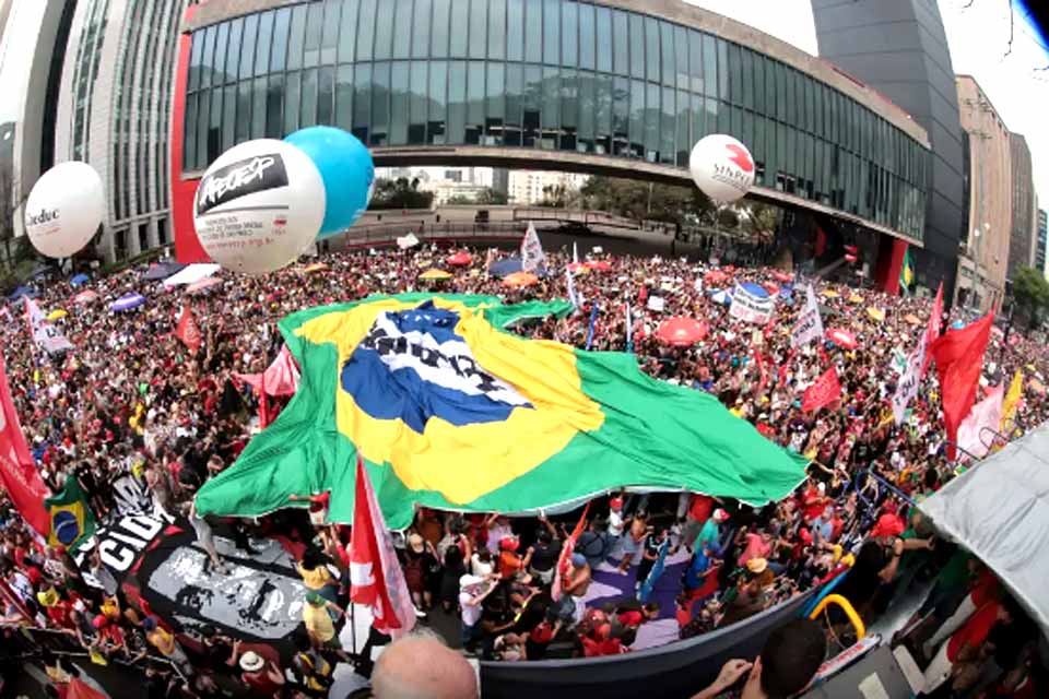 São Paulo tem 42 mil pessoas em ato contra PEC da Blindagem e anistia