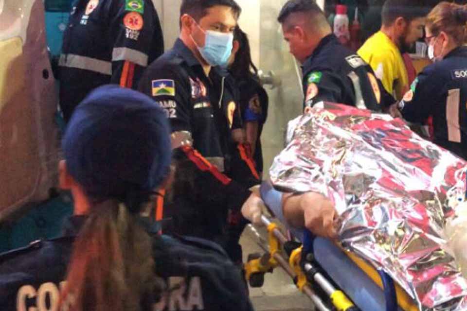 Homem é alvejado a tiros em campo de futebol na zona leste