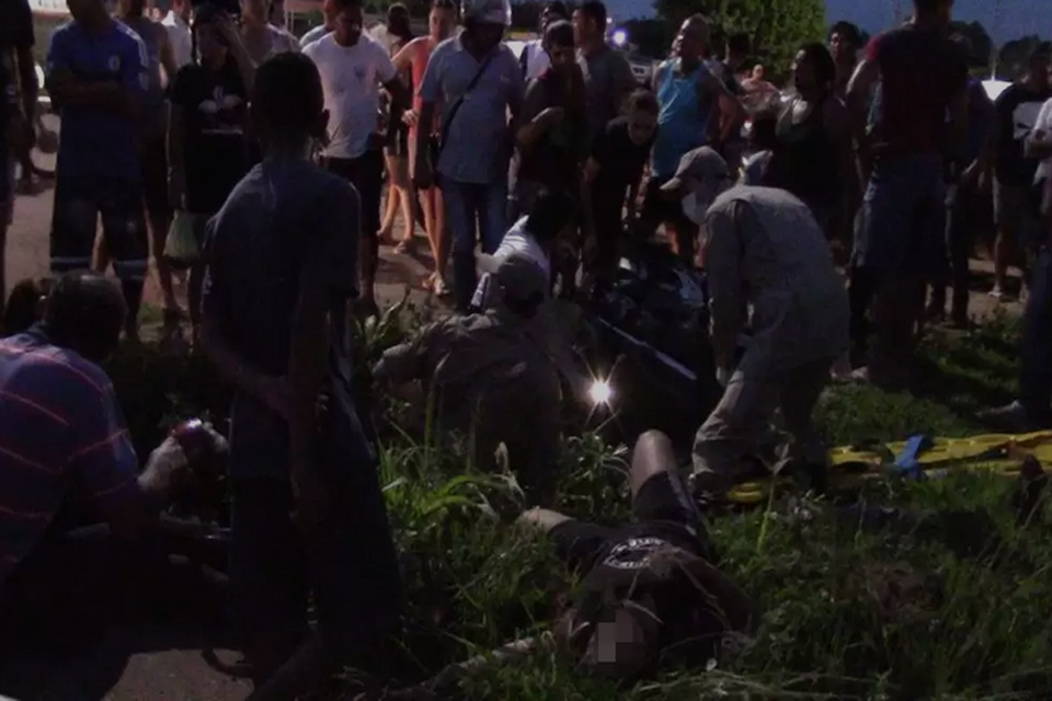 Acidente de trânsito envolvendo duas motos, deixa 4 pessoas feridas