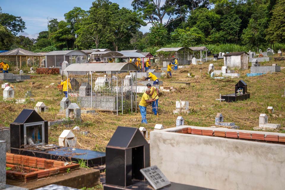 Prefeitura de Porto Velho realiza mutirão de limpeza no cemitério Santo Antônio