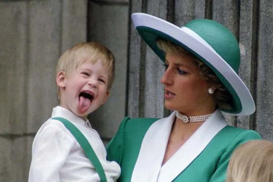 Lady Di deu tapa em Harry após filho praticar racismo e o obrigou a se desculpar por escrito