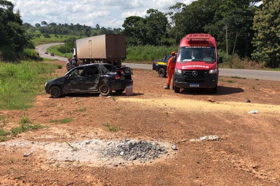 Veículo invade a pista e é colido por carreta na BR-364