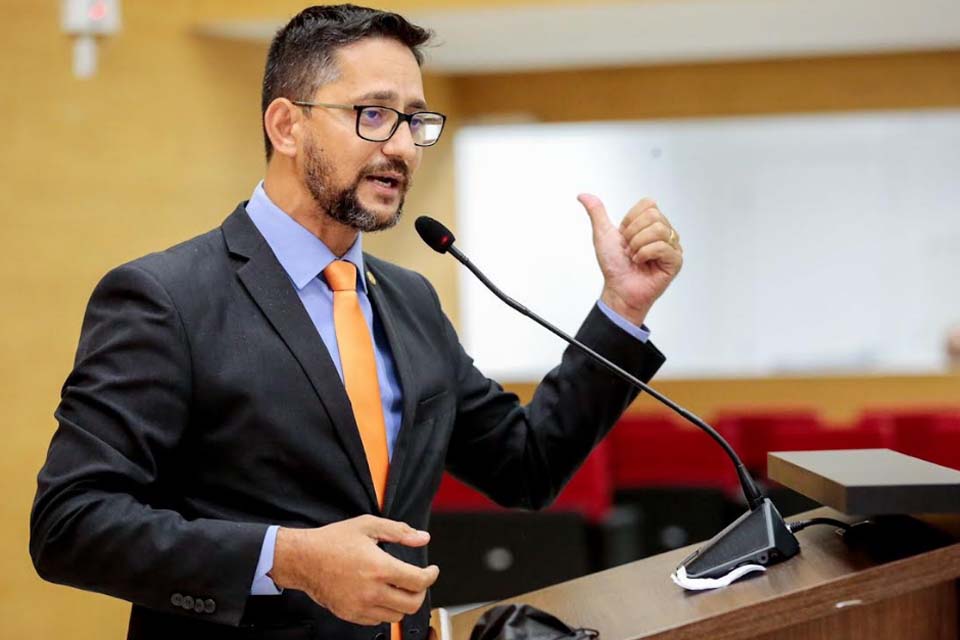 Deputado Anderson encaminha recursos para a compra de materiais esportivos e uniformes para escolas 