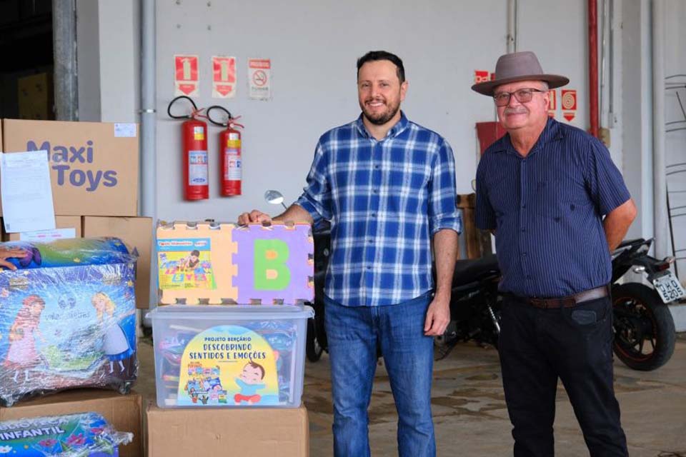 Semed de Vilhena entrega bibliotecas infantis, kits literários e novas carteiras para escolas municipais