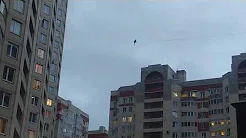 Homem é flagrado andando em corda bambada na Rússia 