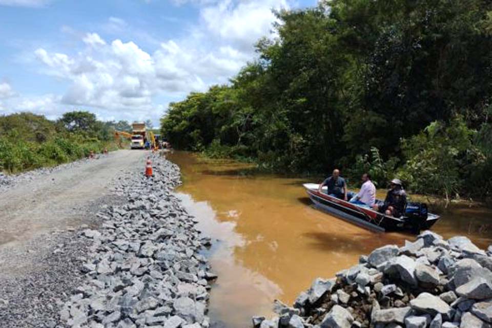 Ação do DNIT para elevação da BR-364 próximo a Ariquemes é reforçada com apoio do Governo de Rondônia