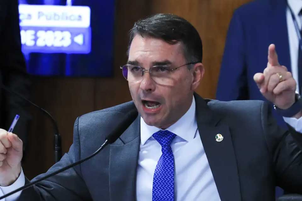 Flávio Bolsonaro anuncia pré-candidatura à Presidência em 2026 com apoio do pai: “Nosso projeto de nação”