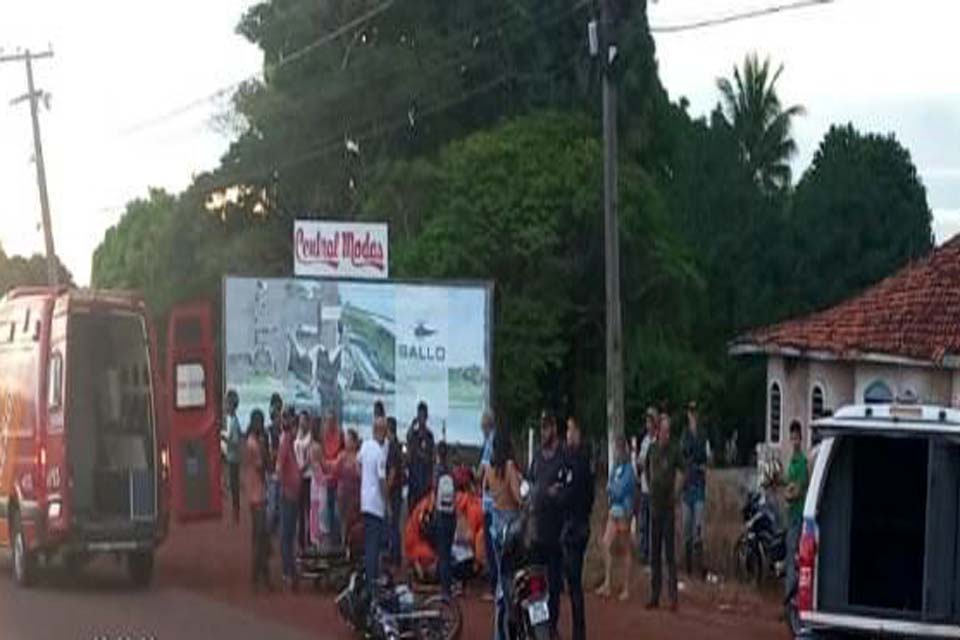 Colisão entre táxi e motocicleta deixa mulher com fratura na perna 