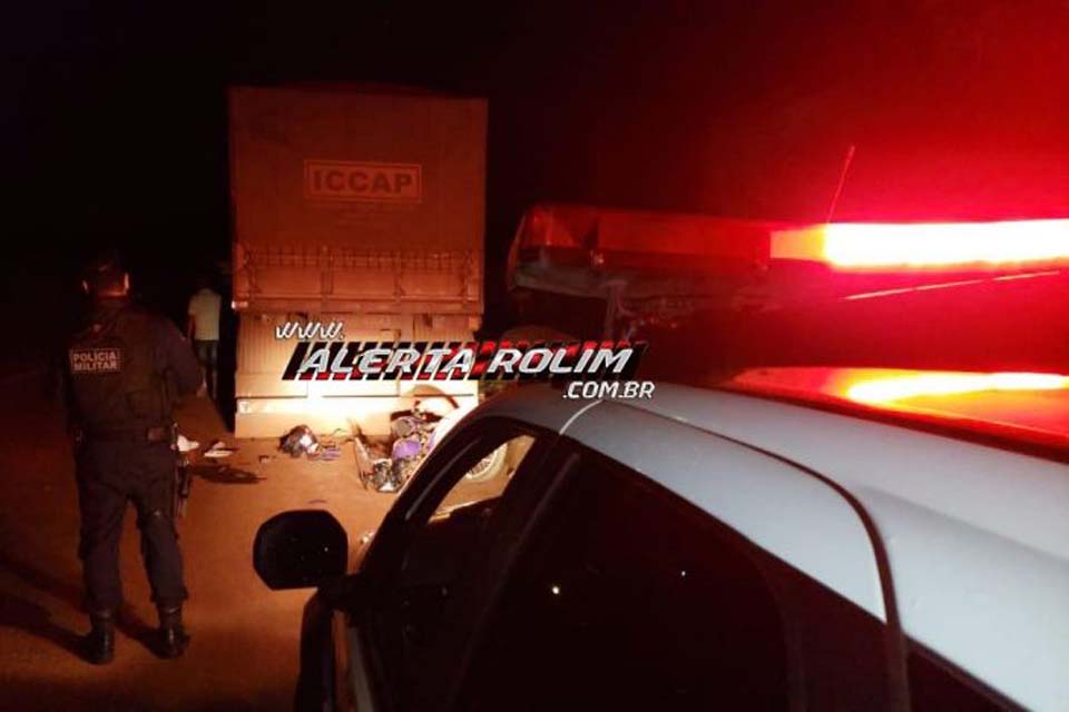 Motociclista é socorrido em estado grave após colidir em traseira de carreta