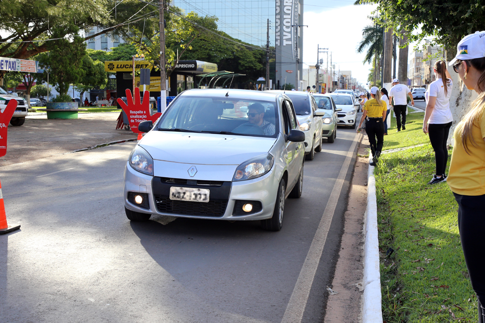 Órgãos de Vilhena promovem ação de conscientização no trânsito com doação de capacetes e orientaçõe
