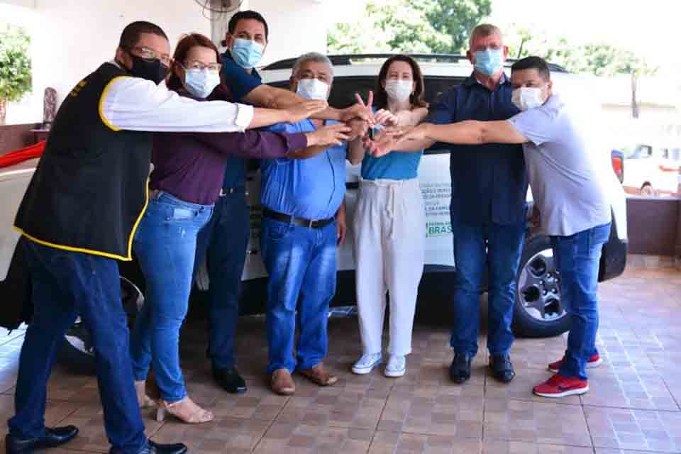 Conselho Municipal de Defesa da Pessoa Idosa recebe veículo em Rolim de Moura