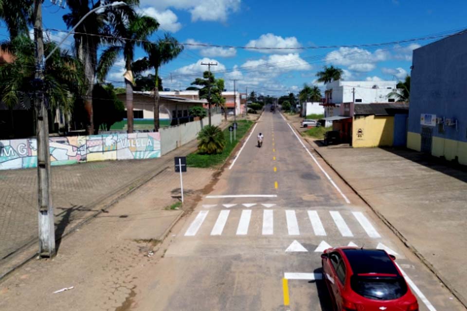 AMT pinta faixas da rua Antônio Ferreira de Freitas