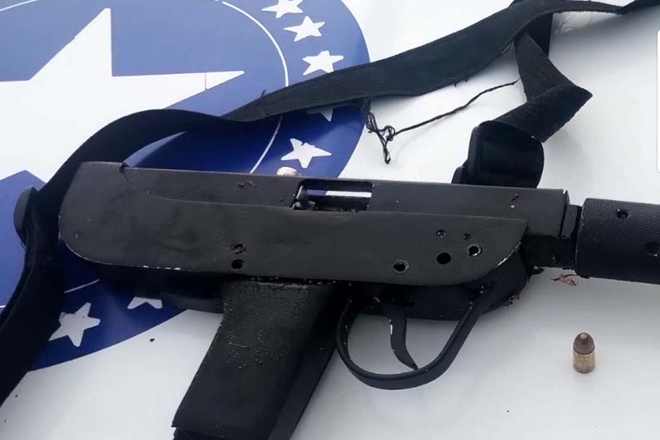 PM encontra submetralhadora após troca de tiros com bandidos encapuzados