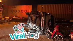 Trem destrói carro parado na beira do trilho 