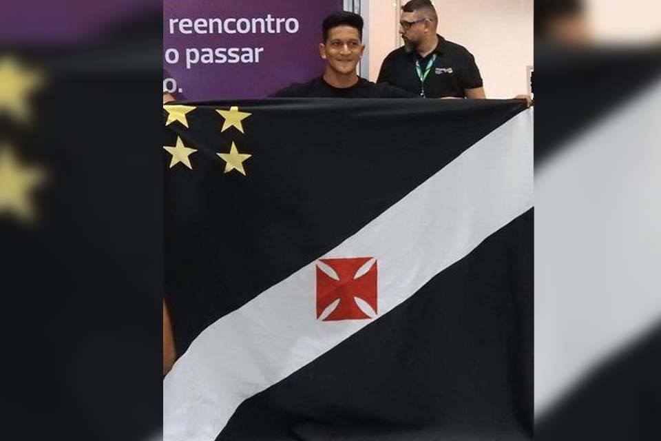 Germán Cano chega ao Rio e se surpreende com torcida vascaína