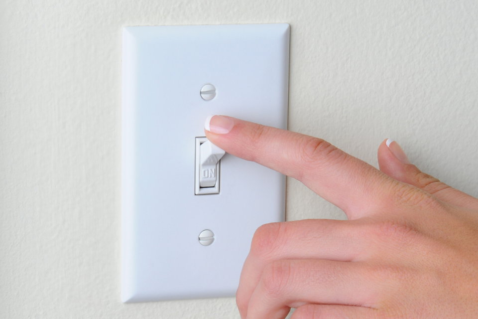 Consumidores podem economizar na conta de luz com medidas simples no dia a dia